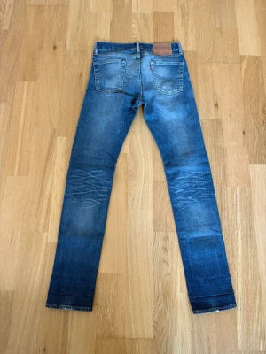 Levis Jeans  - Ett par Levis jeans med sjukt fin tvätt och till ett riktigt fyndpris! Byxorna är i storlek 29/34 Och har innebens längd på 79cm och midja sida till sida på 38cm. Byxorna är i fint skick utan några konstigheter. Skulle det vara några frågor så skriv annars fritt fram att köpa! (Postar inom 24h)