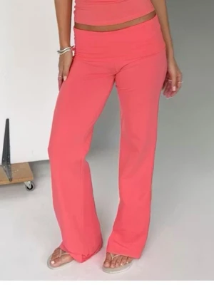 Koralrosa bootcut leggings - Snygga korallrosa leggings med bootcut passform och hög midja. Stretchigt material som sitter bekvämt och följer kroppen. Perfekta för en trendig och avslappnad look.