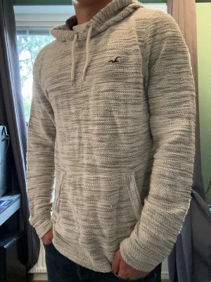 Grå hollister hoodie - Riktigt bekväm hoodie från hollister med flexibelt material😄. Storlek M, jag är 177cm lång på bilden. Hoodien är i väldigt fint skick. Skicka gärna frågor och prisförslag!😁