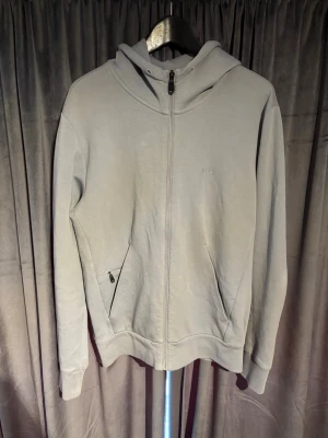 Boss zip hoodie - Säljer denna supersnygga zip hoodie från boss! |Skick: 9/10 |nypris: runt 1500kr| hör av dig vid minsta lilla fundering!
