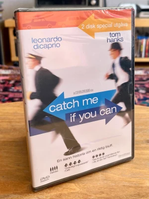 NY / INPLASTAD! Catch Me If You Can (2-Disk Specialutgåva) – DVD - Helt ny, oöppnad och fabriksinplastad köpfilm på DVD med Steven Spielbergs briljanta och underhållande succéfilm ”Catch Me If You Can” från 2002. Detta är den eftertraktade specialutgåvan med 2 diskar fyllda av spännande extramaterial bakom kulisserna.