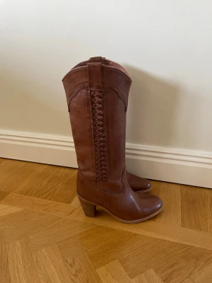 Bruna cowboy boots - Älskar dessa cowboy boots med flätade detaljer på sidorna🥹De passar verkligen till allt, både till vardags under jeans och kjolar… eller till fest🤠
