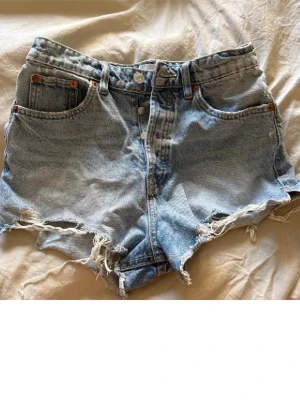Zara shorts  - Fina jeansshorts från Zara som tyvärr inte kommer till användning längre, storlek 38! 🌟Passar till allt och speciellt nu under sommarn! 