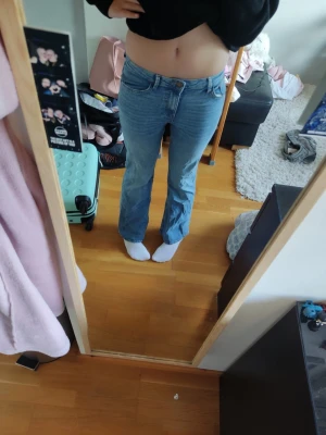 Ljusblå bootcut jeans - Säljer ett par ljusblå bootcut jeans med utsvängda ben i storlek 36 (S) Jeansen har aldrig blivit andvända och har kvar prislappen. De är perfekta för en trendig och avslappnad stil. Orginal pris 499