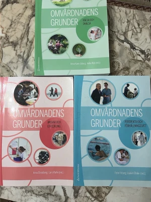 Omvårdnadens grunder - 3 böcker - Säljer tre kursböcker i serien Omvårdnadens grunder. Omslagen är i grönt, rött och blått med cirkelformade bilder och tydliga titlar. Perfekt för dig som pluggar till sjuksköterska eller inom vård. Böckerna är tryckta på vanligt papper och har mjuka pärmar.