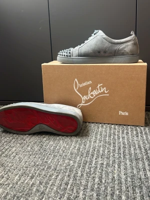 Christian Louboutin sneakers - Ett par ljusgråa loubitins i otroligt gott skick | allt og ingår | allt äkta | hör av er vid frågor eller fler bilder🤗