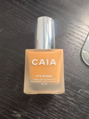 CAIA It's Iconic Liquid Silk Foundation - Halva kvar 