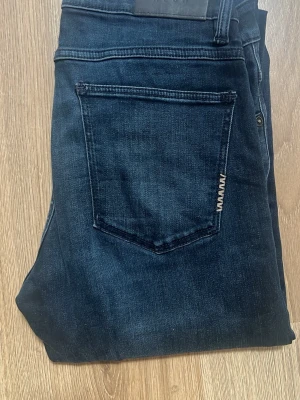 Mörkblå jeans från Neuw - Snygga mörkblå jeans från Neuw | inga defekter | skick: 10/10 | hör av er vid fler frågor eller bilder | nypris är betydligt högre. 
