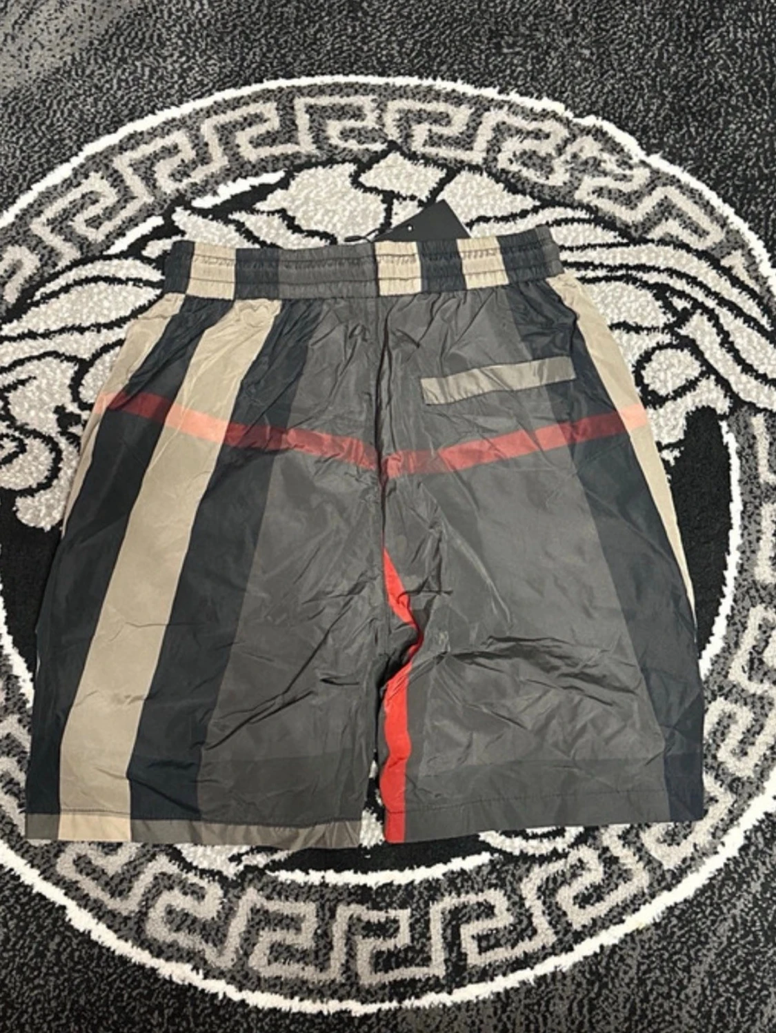 Rutig shorts med snörning och röd detalj - 2
