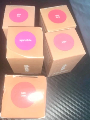 Rhode blush i olika nyanser - Fem stycken Rhode blush i olika färger: sprinkle, tan line, piggy, toast och jelly bean. Förpackningarna är fyrkantiga och i beige kartong med färgmarkering på toppen som visar nyansen. Perfekt för dig som vill ha återfuktade hud med färg. Säg till om ni vill ha 1-2-3 stycken och inte alla 5