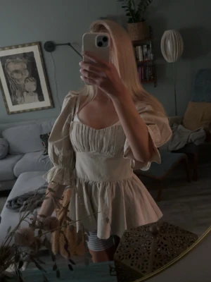 Beige blus med puffärmar och volang - Supersöt beige blus från Nakd i storlek 36💓💓