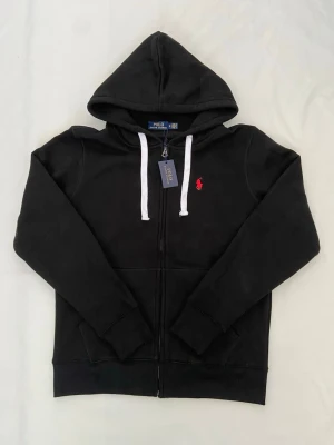 Raulph Lauren Zipper Size M - Säljer en tvär fet Zipper från Raulph Lauren i storlek M!                                                                                                     Bara att meddela mig om du har någon fundering!😀