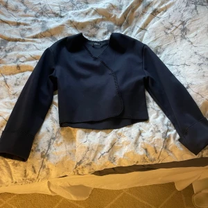 Mörkblå tunnare jacka/kappa med fina detaljer  - Mörkblå jacka/kappa med croppad passform. Jackan har långa ärmar och markerade sömmar längs kanterna vilket ger en stilren look. Från Gina tricot i storlek XS 