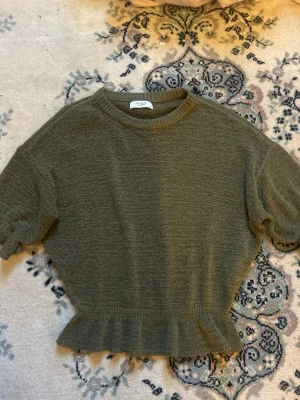Snygg stickad topp - Super snygg topp med indragen midja