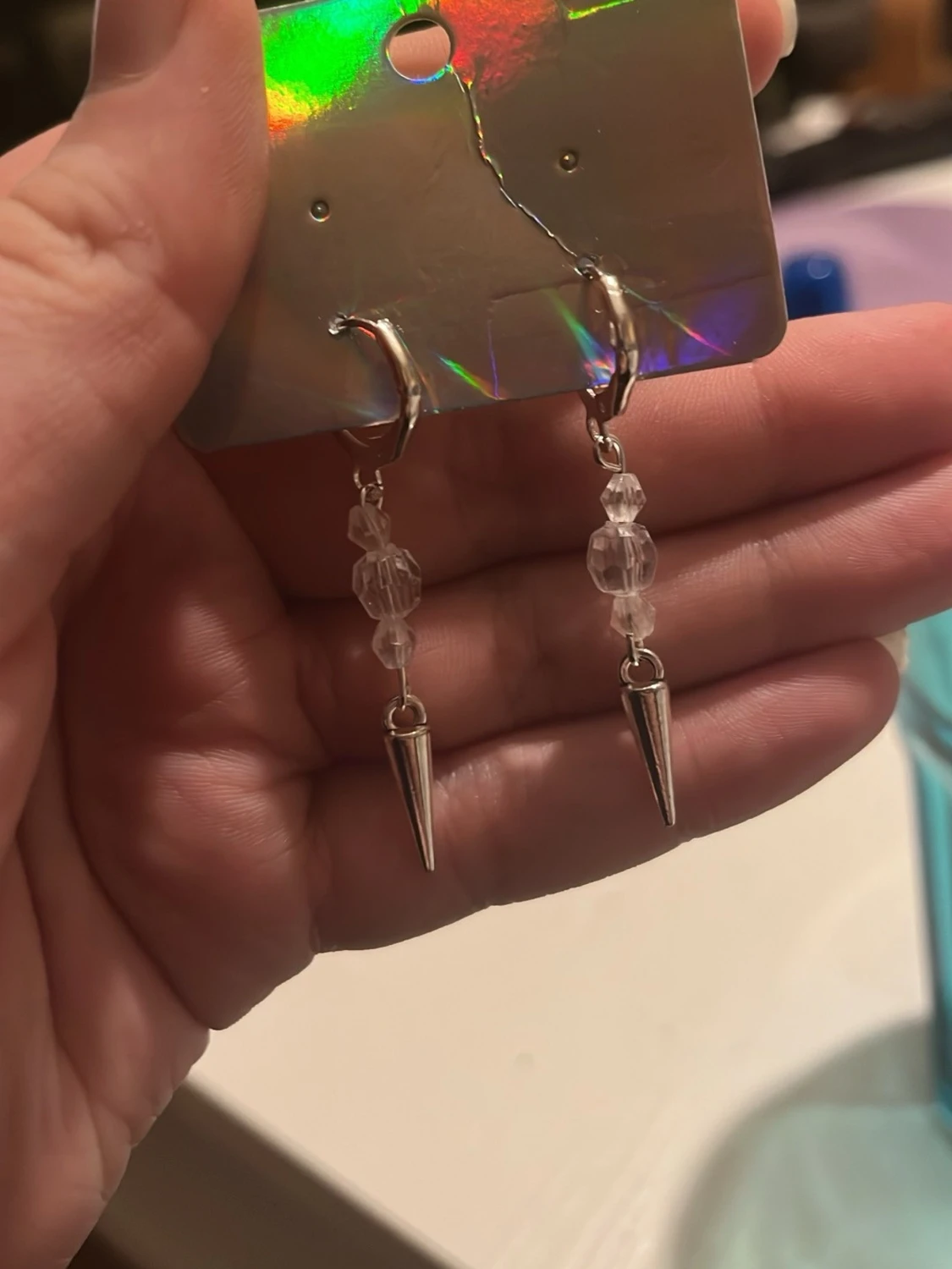 Silvriga örhängen med pärlor och spikes