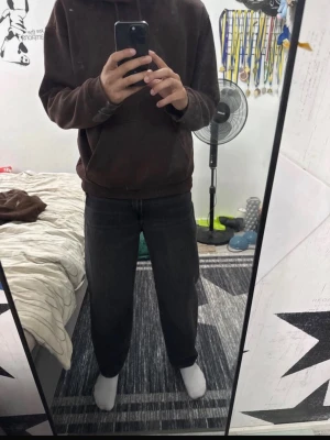 Loose fit svarta jeans från H&M - Säljer ett par svarta loose fit jeans från H&M i storlek 30/32. Jeansen har en avslappnad passform med breda ben och är tillverkade i ett klassiskt denimtyg. Perfekta för en chill och trendig look.