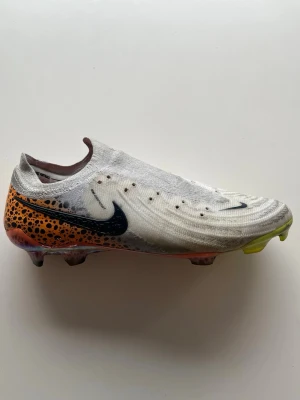 Nike Phantom Elite - Säljer dessa fotbollsskor i bra skick. De är använda några gånger och saknar skosnöre. Hör av mig om du har frågor eller funderingar!
