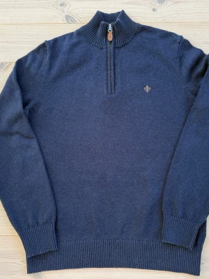 Morris Tröja - Snygg stickad half zip Morris tröja. Perfekt till lite kyligare kvällar eller till hösten och vintern. Storlek S. Skick:9/10                                 Nypris: Ca 1800                                                                                    Mitt pris: 750.                                                                                         Pris kan diskuteras vid snabb affär och tveka inte på att höra av dig ifall det finns frågor och funderingar. 
