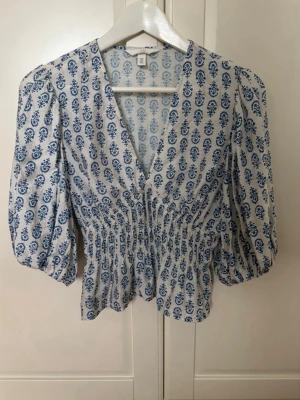Hm viral blå vit mönstrad blus - Supersöt blus med blått blommönster från HM. Storlek M. Mycket bra skick!