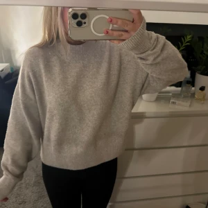 stickad tröja 💕 - stickad tröja från & other stories, färg typ beige/grå 💕bra skick!