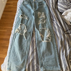 Ripped jeans  - Hippes jeans från BDG Urban outfitters i väldigt bra skick, använda få gånger 