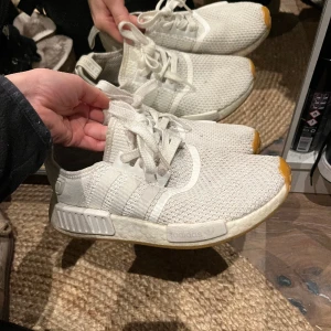 Adidas skor - Adidas skor i bra skick. Normalt smutsiga men går säkert att slänga in i tvättmaskinen