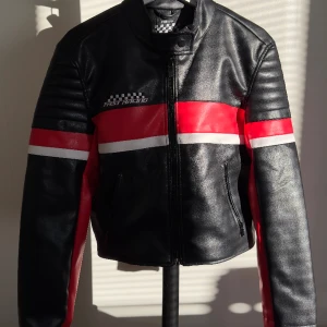 Skinnjacka  - Mc/ skinnjacka från new Yorker   Storlek XL   Aldrig använd   Prislapp sitter kvar   Köpt för ca 250kr   Mitt pris 150kr + frakt