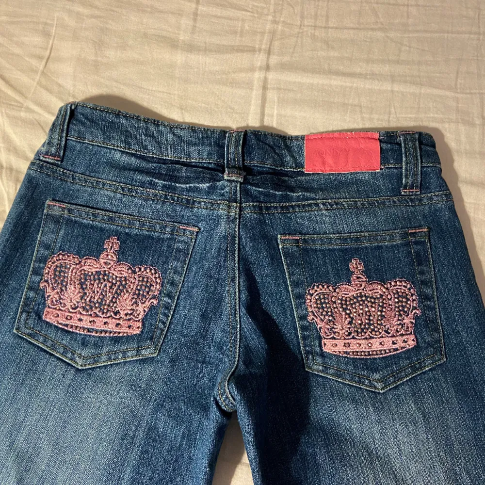 Lågmidjade bootcut jeans från märket monday jeans (liknar Victoria Beckham)  Midjemått: 35 cm  Innebenslängd: 85 cm  Står storlek 38 men skulle mer säga att de passar en 36❤️. Jeans & Byxor.