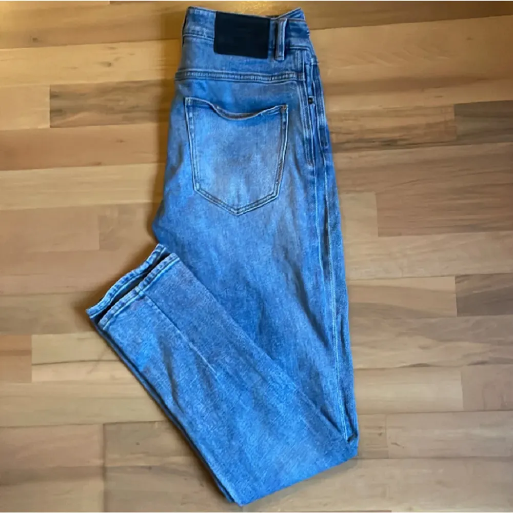 Säljer dessa slim fit jeans ifrån neuw. De är knappt använda så skicket är väldigt bra. Nypris ca 1300. Bara att skriva vid funderingar.. Jeans & Byxor.