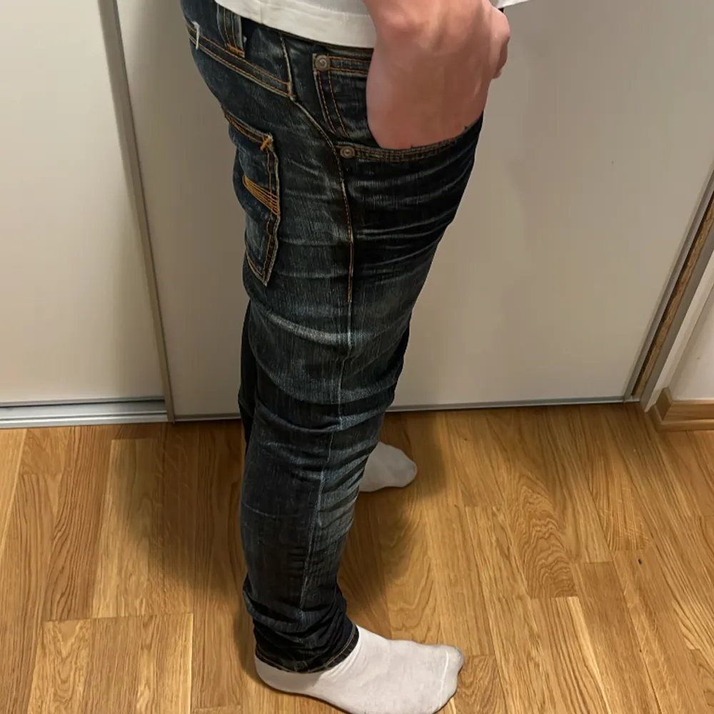 Säljer dessa feta Nudie jeans. Storleken är 28-32 men sitter  lite små i storleken!. Jeans & Byxor.