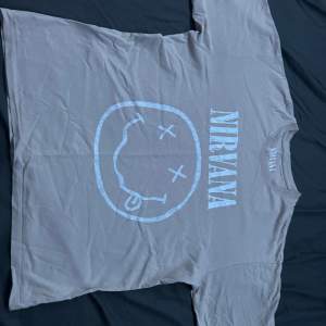 Nirvana T-shirt från pull n bear, fint skick, sitter som en oversized M, pris kan diskuteras🙌💸