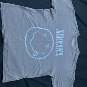 Nirvana T-shirt  - Nirvana T-shirt från pull n bear, fint skick, sitter som en oversized M, pris kan diskuteras🙌💸