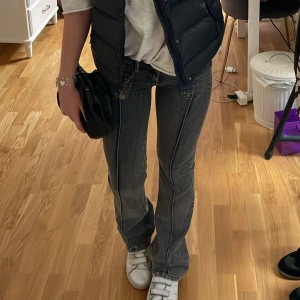 Lågmidjade bootcut jeans - Säljer dessa slutsålda och as snygga jeansen från Nelly!!! Knappt använda och i nyskick!  Köparen står för frakten ♥️ nypris 699