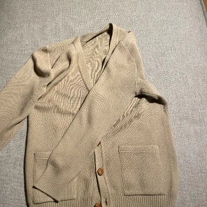 Cardigan  -  En italiensk handgjord cardigan  Pris 700kr  10/10 aldrig använd 