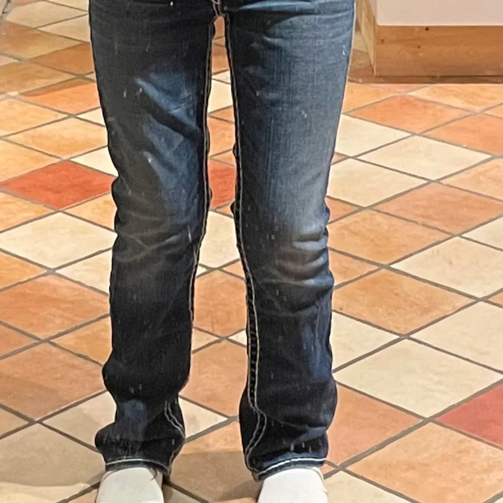 Lågmidjade jeans från true religon med vita sömar. W27, jag är ca 162cm lång. Brukar ha storlek 36💕. Jeans & Byxor.