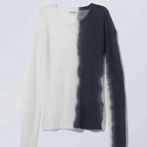 Weekday tröja - NYSKICK, lappar kvar!! Lite genomskinlig vit och svart eftertraktad Weekday tröja. Lånad bild. Nypris 450. 