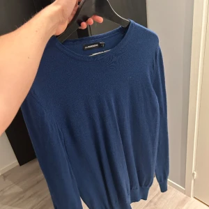 J Lindeberg tröja - Blå sticlad J Lindeberg tröja i storlek M, fint skick