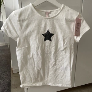 Vit topp - Säljer denna snygga toppen från Nelly som är helt oanvänd med lappen på i stl M. Priset är inklusive frakt.