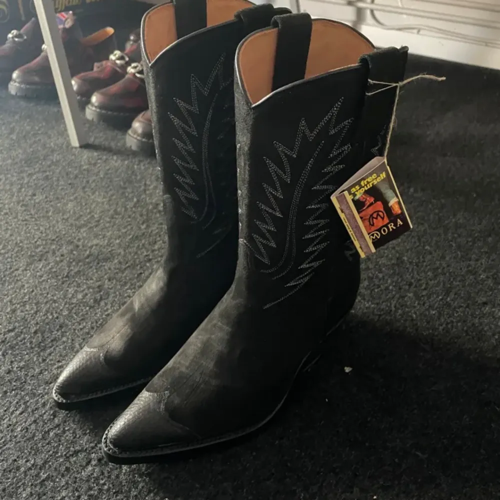Säljer dessa super snygga cowboy bootsen i storlek 40- 41, har endast användt dem en gång och de är i äkta läder💓. Skor.