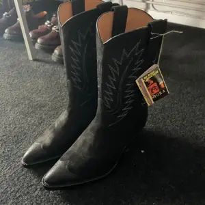 Säljer dessa super snygga cowboy bootsen i storlek 40- 41, har endast användt dem en gång och de är i äkta läder💓