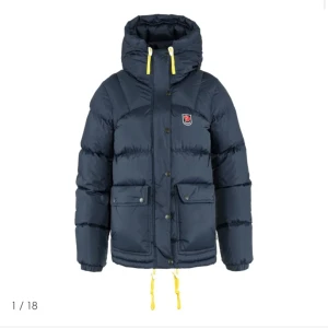Fjällräven jacka - Mörkblå fjällräven jacka, de två gula banden vid kragen är borta annars inga skador!😀