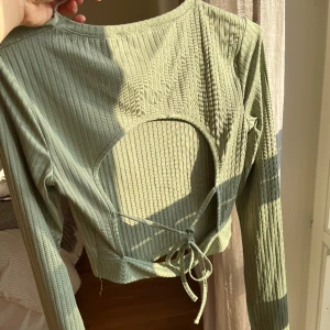 Långärmad topp - Superfin långärmad topp från NAKD! Tröjan är i en olivgrön nyans och har öppenrygg!!