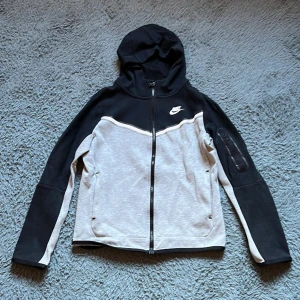 Äkta Nike teech hoodie  - Den är 147-158 cm  köpte den på jd sport. Säjer den för att den är för liten. Den är i jätte bra skick inga skador eller sånt på den.