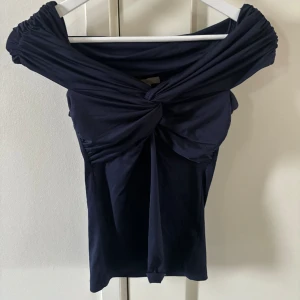H&M - topp - Superfin topp från hm, använd fåtal gånger. Storlek xs. Köparen står för frakten💕
