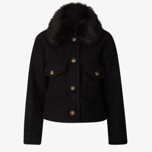 Svart Chelsea jacka med pälskrage - Säljer min super fina Chelsea jacka som passar perfekt nu till våren. Köptes för ett år sedan och modellen säljs inte längre. Kappan är i storlek S och är i gott skick utan slitage. Köptes för 1000kr och säljs för 700kr (pris kan diskuteras)💓