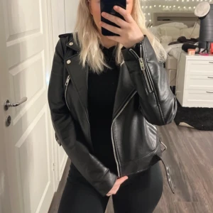 Skinnjacka - Från ZARA i storlek M! Som ni ser på sista bilden har bandet gått av, annars är jackan helt som ny! Används ej därför säljer jag❤️