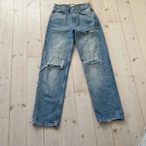 Gina tricot jeans - Jeans från Gina tricot, använda fåtal gånger.  Säljer då de är försmå