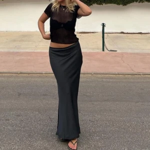 Lågmidjade satin kjol - Säljer denna galet fina lågmidjade kjol! I fint satin material och VÄLDIGT lång i benen, jag är 171 och går hela vägen på mig! Säljer då jag köpt en ny! Helt utan defekter! 