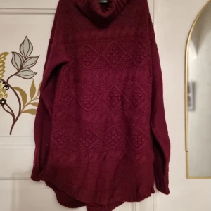 Stickad tröja - Bra skick mörkare i verkligheten,färgen på bilden stämmer inte,mer vinröd