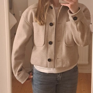 Zara jacka - Säljer denna jättefina jackan från Zara på grund av att jag inte använder den längre. Den är lite nopprig men det synns bara på nära avstånd och det är inget man tänker på💞